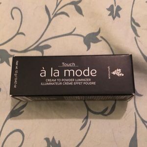 A la mode cream to powder